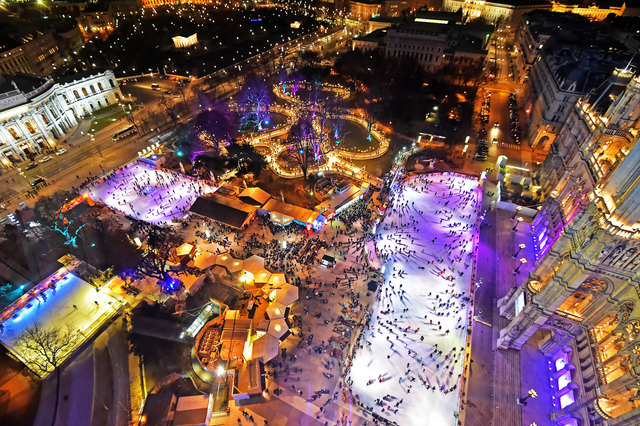 Vor einer märchenhaften Kulisse bietet der Wiener Eistraum Eisstockschießen, Kulinarik und natürlich Eislaufvergnügen pur. | Foto: stadt wien marketing