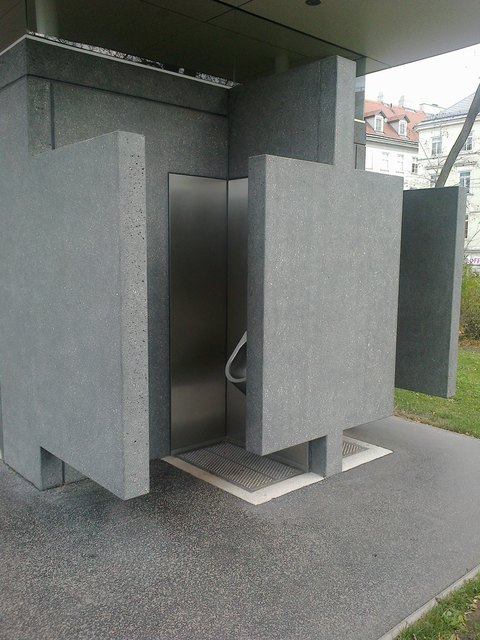 Viel zu einsichtig ist das neue öffentliche Pissoir im Modenapark. Anrainer fordern jetzt Verbesserungen.