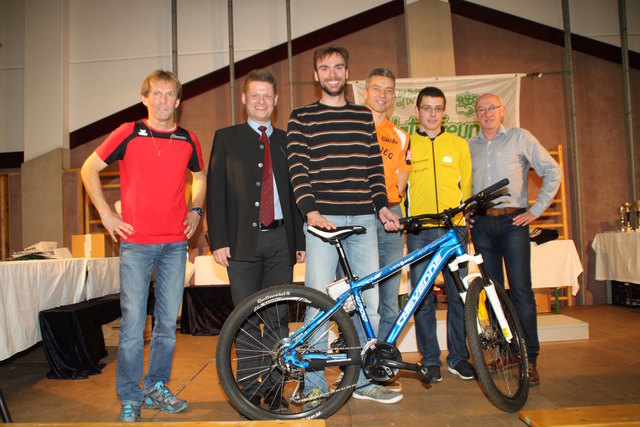 Auch durch seine tollen Preise bei der Schlussverlosung ist der Eisenstraße-Laufcup in der Läuferfamilie so beliebt. Den ersten Preis – ein Mountainbike – gewann Reinhard Klein (Die Durchtrainierer). Es gratulierten: Walter Kloimwieder, Andreas Hanger, He | Foto: eisenstrasse.info