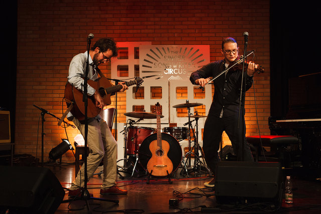 David Stellner und Raphael Widmann beim Live-Konzert. Das neue Album soll Konzertflair "Grad aus" bringen. Kleine Fehler gehören da dazu. "Wir machen ja keine Popproduktion", lacht Stellner. | Foto: Bloder