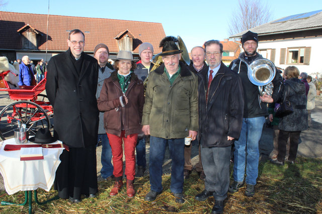 Provisor Wolfgang Pristavec (l.) segnete Pferde und Reiter am Anwesen der Familie Dirnbäck in Stögersdorf. | Foto: Cescutti