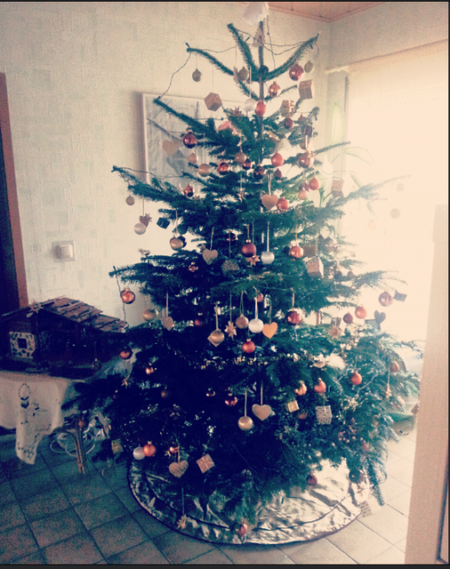 Das Christkindlein,  das Christkindlein ist heut' zu mir gekommen. Es hat nen' Christbaum, Schmuck - so fein - vom Himmel mitgenommen. Hab Dank du liebes Christkindlein für all die schönen Sachen! Ich will gewiss ganzbrav sein und Dir recht viel Freude ma