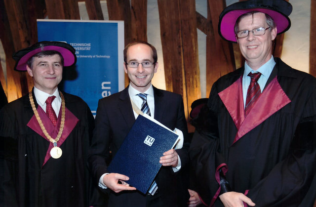 Die feierliche Übergabe des Diploms durch die Studiendekane Prof. Karigl und Prof. Weber an Stadtrat Albrecht Oppitz bei der Sponsion. | Foto: privat