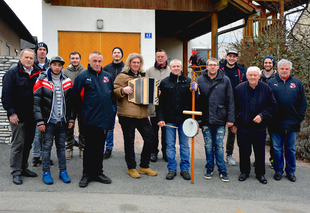 Erste Station des Stinatzer Neujahrssingens war das Haus von Bürgermeister Andreas Grandits. | Foto: Josef Lang