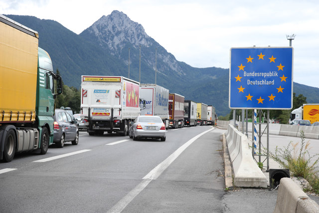 Bis zu zwei Stunden standen Urlauber zu Spitzenzeiten am Grenzübergang Walserberg im Stau. | Foto: Franz Neumayr