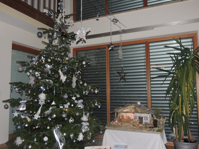 Ein Traum von einen Christbaum und die selbstgemachte Krippe darf natürlich nicht fehlen.