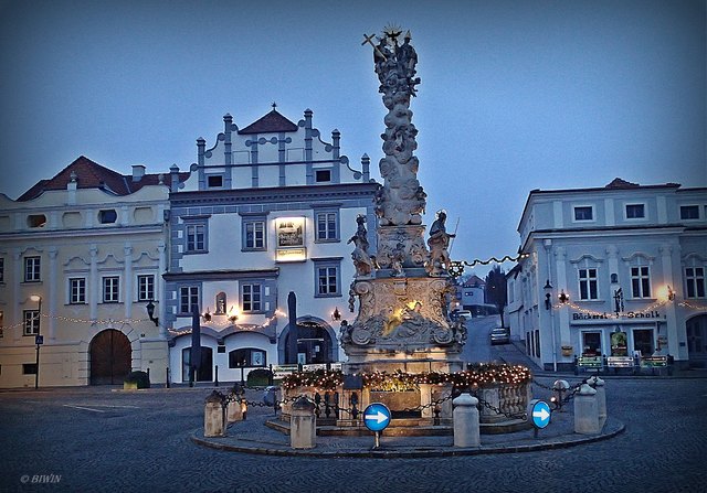 Dezent weihnachtlich geschmückt zeigt sich der Kornplatz in Langenlois.
