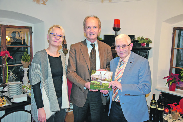 Franz Satzinger, Bürgermeister Herbert Brunsteiner und Gudrun Steiner (v.r.) bei der Übergabe des Vöcklabruck-Buches. | Foto: Stadtamt