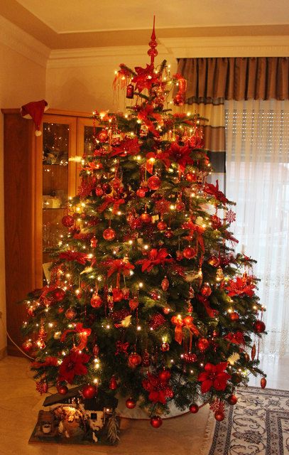 Christbaum in der Farbe rot