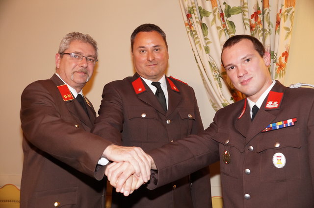 Ex-Kommandant Christian Fischer mit Bürgermeister Michael Cech und dem neu gewählten Kommandanten Franz Endler.