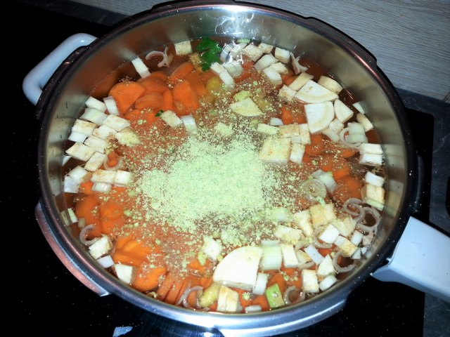 Mal eine Mahlzeit durch eine Gemüsesuppe ersetzen, die tut dem Immunsystem gut und wärmt den Körper.