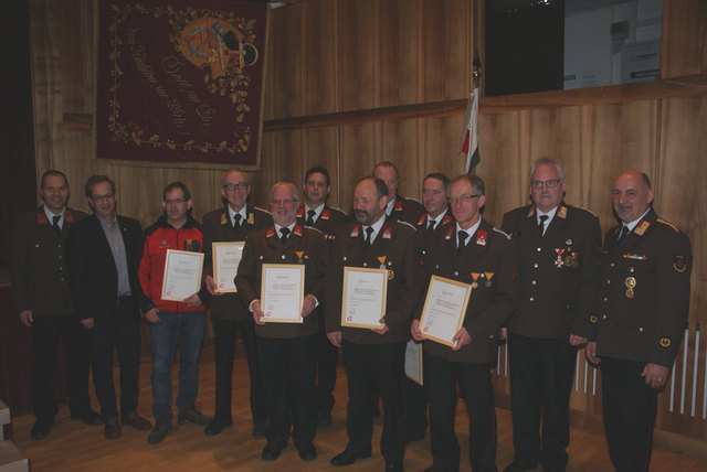 Kdt. Reinhold Greuter, Bgm. Wolfgang Jörg, BFK Hermann Wolf und Stv. Hubert Senn gratulierten den Geehrten.