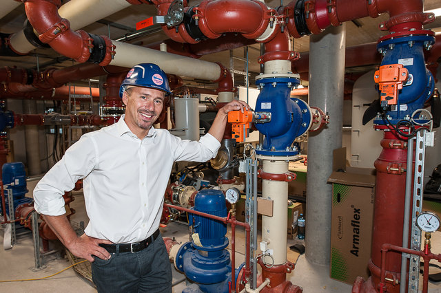Der technische Leiter von Manner, Michael Höbinger, in der komplexen Haustechnikanlage. | Foto: Edler