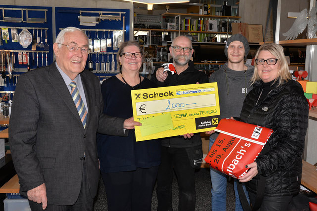 Scheckübergabe: Altbgm. und Obmann des Vereins Telfer helfen Telfern Helmut Kopp, Irene Pfister CEO „Mützen die beschützen“, Egon Pfister CEO „T.H.E. BAG“, Pius Pfister (verantwortlich für Design und Werbung „Mützen die beschützen“ und „T.H.E. BAG“), Dori | Foto: Stefan Dietrich