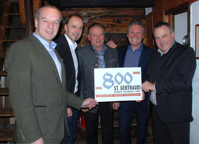 Johannes Ausserladscheiter, LK-Präsident Josef Hechenberger, Bgm. Johann Thaler, BH Christoph Platzgummer und Martin Reiter (v.l.). | Foto: Jakob Scheidnagl