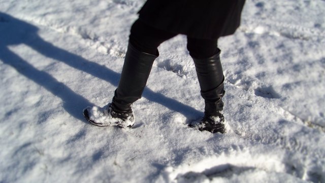 Ein Spaziergang im Schnee beansprucht die Muskulatur.