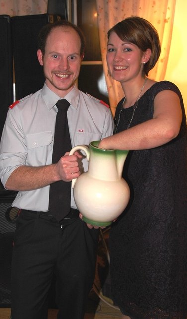 Leopold Huber und Gerlinde Kössl bei der Ziehung der Preise beim Ball 2015. | Foto: FF