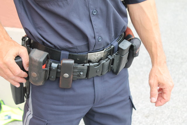 Die Polizei nahm einem 18-Jährigen, der betrunken einen Verkehrsunfall gebaut hat, den Schein ab | Foto: WOCHE