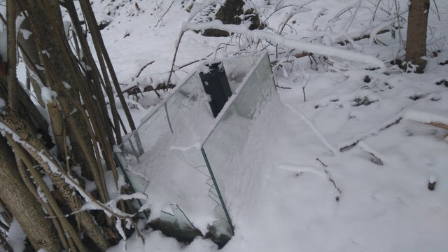 Winterschlaf: Eine Schneeschicht hat sich auf dem Aquarium abgelagert und niemand fühlt sich für den Müll zuständig | Foto: KK/priv.