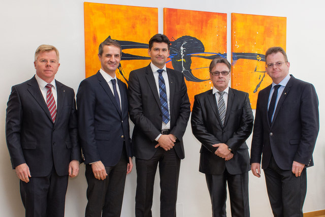 Hochreiter Bad Leonfelden kauft den Manner-Standort in Perg: v.l.n.r.: Gottfried Hochreiter, Heinz Kaltenbäck, Peter Weidinger, Gerhard Lanz und Wolfgang Hochreiter. | Foto: Foto: Hochreiter