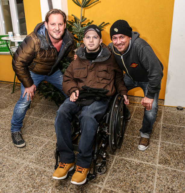 Im Café Hummel von Artur Hummel (l.) schenkten Wiener Wahnsinn Punsch zugunsten von Patrick aus. | Foto: Foto: Thomas Wilfinger, Ks-Foto/Eventfotografie