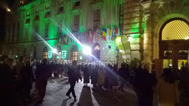 Empfang am Heldenplatz mit zünftiger Marschmusik