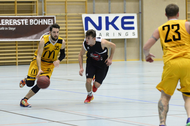 Mac's Kapitän Juraj Mlynsky (35) am Ball, re. Michael Galli (23)