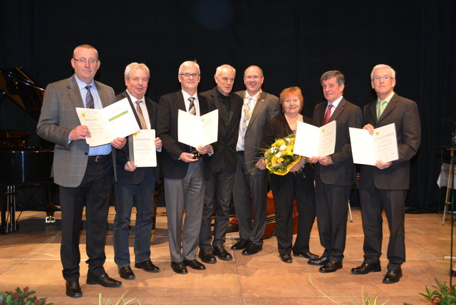 Die von Bgm. Alfred Pohl ausgezeichneten: Gottfried Ertl, Gottfried Eckl, Alfred Weidlich, Günter Esterer, Christine Rieck, Ernst Waberer und Gerhard Grünwald