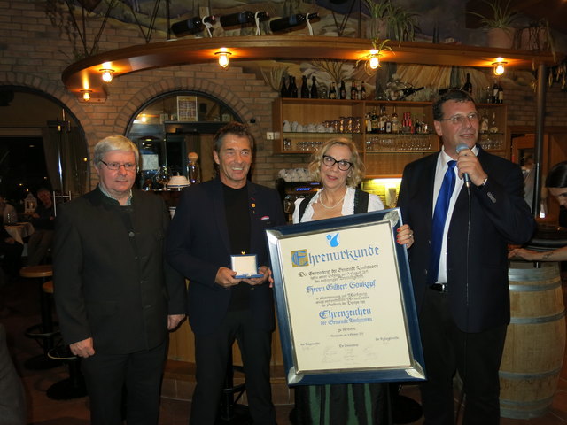 Gratulation zum Ehrenzeichen, von links: Vize-Bgm. Johann Kammerlander, Gilbert, Kulturreferentin Gudrun Lutz und Bgm. Jakob Wolf.