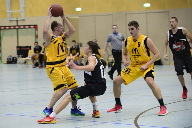 Michael Galli (am Ball) wartet auf den Block von Elmir Brkic (6)