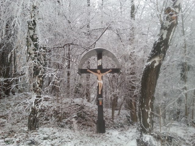 Foto: (c) Cornelia Kerber, DIE KERBER, Theresienkeller.at. Unser Beschützer...Jesus am Kreuze von Schnee umringt....und doch wirkt er als wärmendes Licht