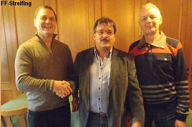 Kommandant Michael Preglej und Stellvertreter Franz Baumann wurden in ihren Ämtern bestätigt, Bürgermeister Adolf Viktorik (mitte) gratuliert.