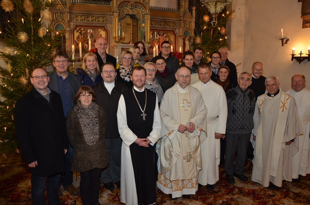 Pater Wolfgang Haudum (Mitte), li Abt. Reinhold Dessl, re Dechant Wohlmacher, LAbg. Bgmst. DI Josef Rathgeb (ganz li), einige Prieserkollegen und der gesamte Pfarrgemeinderat von Oberneukirchen