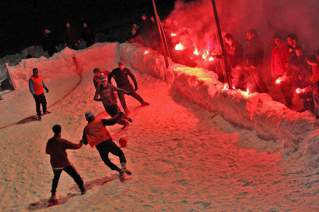 Eiskalt und dennoch immer ein heiße Partie – Snowsoccer in Tauplitz. | Foto: www.snowsoccer.at