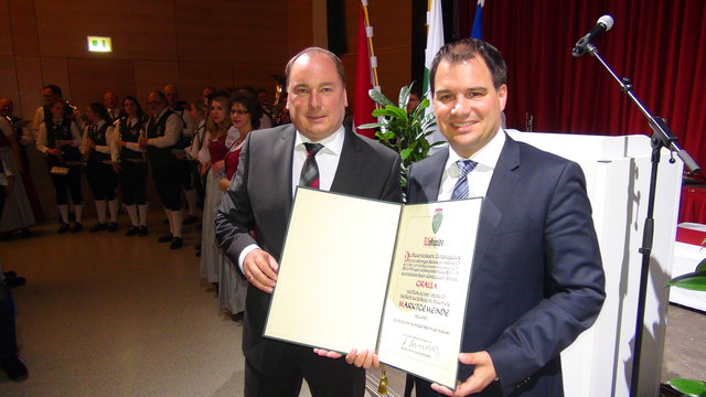 Historischer Moment für Gralla: LH-Stellvertreter Schickhofer überreicht Bgm. Hubert Isker die Markterhebungsurkunde.