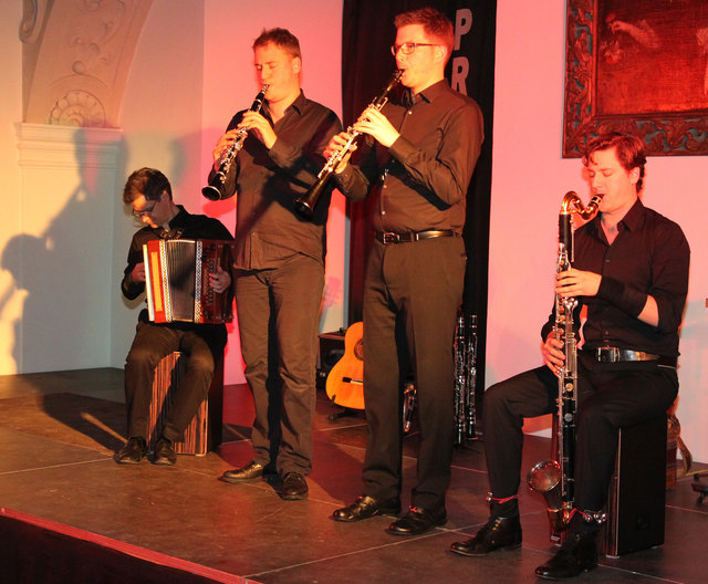 Selbst der Schatten swingte eifrig mit