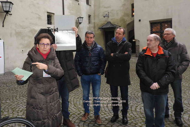 Wir machten einen kurzen Stadtspaziergang bis zur "Unteren Lend" mit Kultur Führerin Dr. Barbara Knoflach - Zingerle. Hier sind wir im Hof der Burg Hasegg. Der Name leitet sich vom "Haus am Eck" ab.