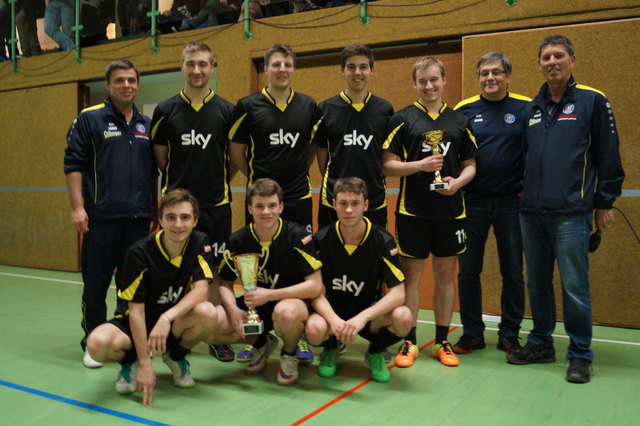 Die Siegermannschaft “Sportfreunde Schiller” und die Turnierverantwortlichen.
Stehend: Eugen Hausberger, Reinhard Riedler, Oliver Maiss, Florian Hammelmüller, Martin Gassner, Heinz Krenn, Josef Kargl.
Hockend: Niklas Schönböck, Thomas Gassner, Thomas Fris