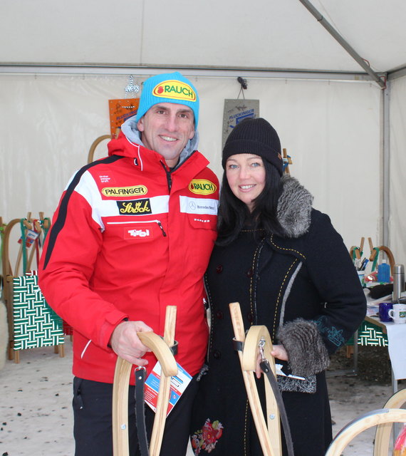 Rodel-Legende Markus Prock mit Gattin Christine bei der Begutachtung der neuesten Rodelmodelle