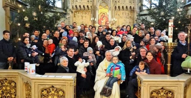 Das Foto zeigt die Täuflingssegung 2013 mit meiner Tochter und meinem Enkel. 1 Reihe ganz links hinter den weißen Laternen.