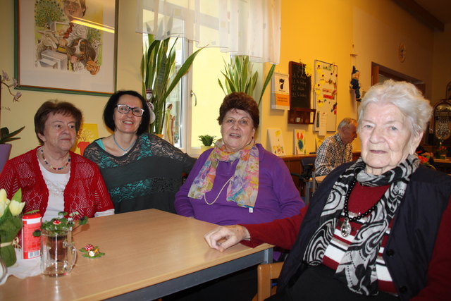 Edith Kern-Riegler mit Bewohnerinnen der Seniorenpension Waldheim, die sie als Teil ihrer Familie sieht.