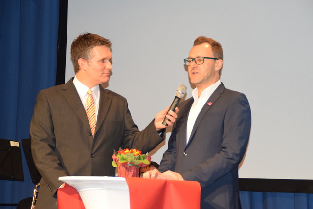 Neos-Mann Herbert Schmied überraschte mit seinen Ideen beim Neujahrsempfang - im Bild mit Moderator Andi Gröbl.