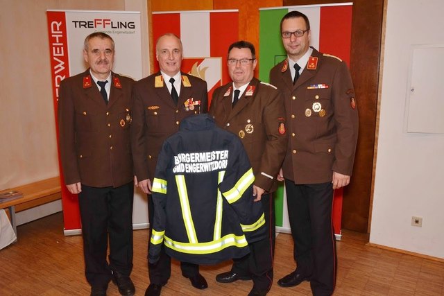 Foto v.l.n.r.: HBI Johann Aumayr, ABI Josef Kneidinger, Bürgermeister Herbert Fürst, HBI Christian Bötig