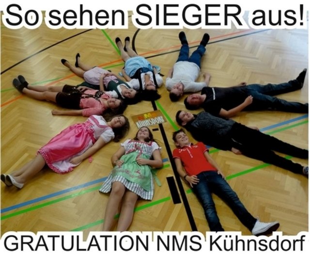 Die Schüler der Klasse 4B mit dem wundervoll gestalteten Türschild in der Mitte.