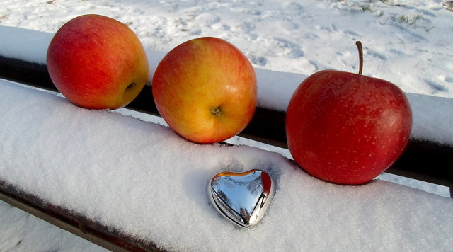 Wenn drei Freunde jeder einen Apfel haben und sie diese Äpfel der Reihe nach weitergeben, hat am Ende auch nur jeder einen. 
Wenn aber drei Menschen je einen Gedanken haben und diesen tauschen, hat am Ende jeder um zwei Gedanken mehr. | Foto: © by bettina seier
