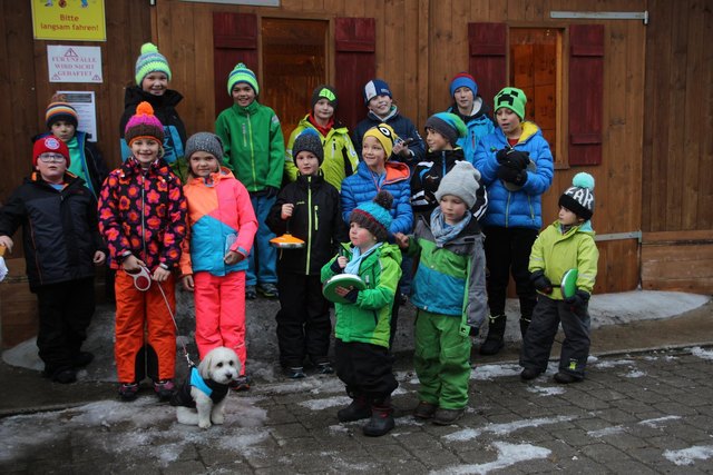 Viele Kinder probierten mit Begeisterung den Stocksport aus