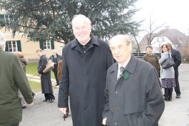 Die katholische Jugend lädt mit Pfarrer Josef Wilfing und Diakon Ludwig Wuchse zum Pfarrball in Vasoldsberg.