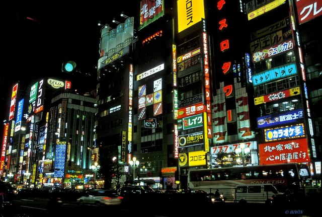 Der Stadtteil Shinjuku im Westen von Tokio ist das Vergnügungsviertel mit vielen Casinos, Kinos, etc.