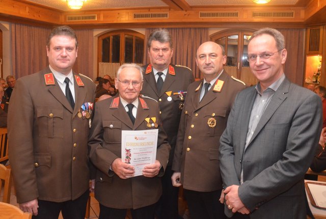 (v.l.n.r.) Kdt. Hager Martin, Johann Schratzberger 70-Jahre Mitgliedschaft, Kdt. Stv. Felix Stöckl, Bezirks-Feuerwehrkommandant Deschberger Alfred und Bgm. Roland Wohlmuth