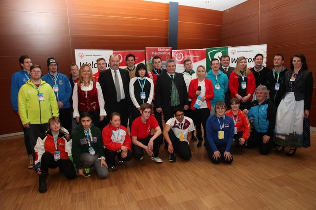 Die Vertreter der 19 Nationen der Pre Game.Special Olympics Winter Games bei der Welcome-Party mit den Ehrengästen in der Steinhalle